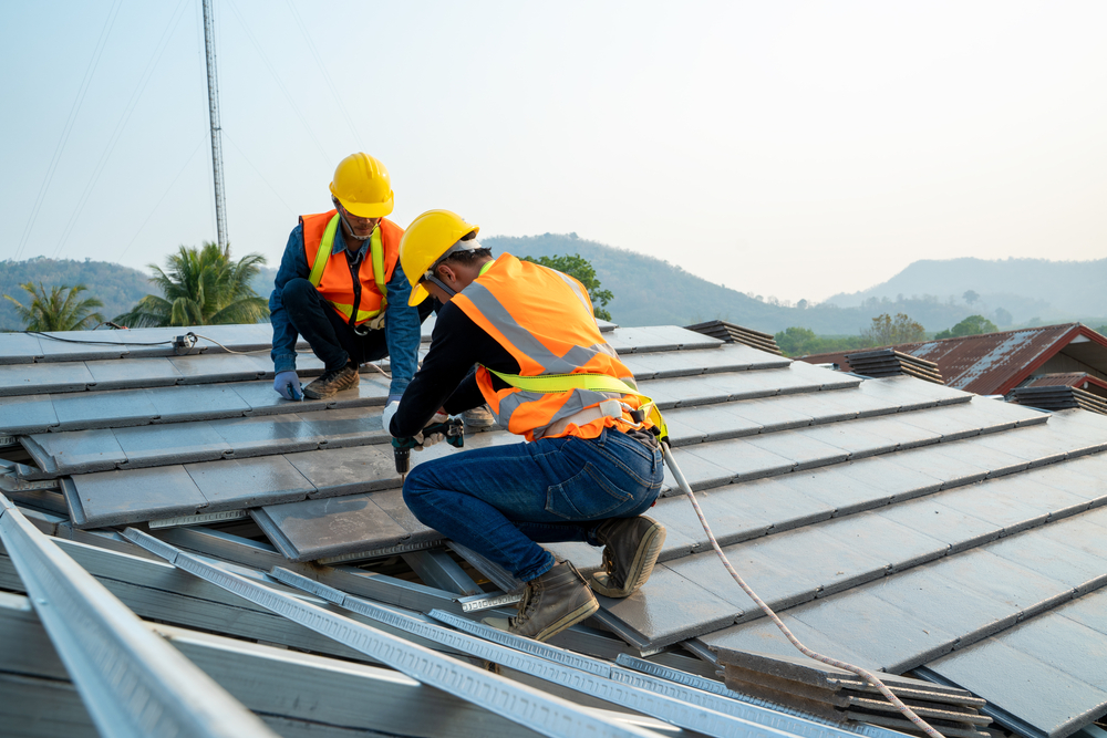 Roofer,Builder,Worker,Installing,Ceramic,Roof,On,Top,Of,The